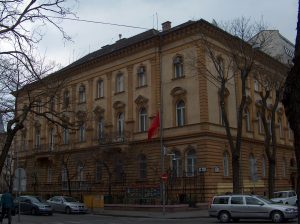 Kép forrása: https://upload.wikimedia.org/wikipedia/commons/f/f3/Embassy_of_China_Budapest.jpg